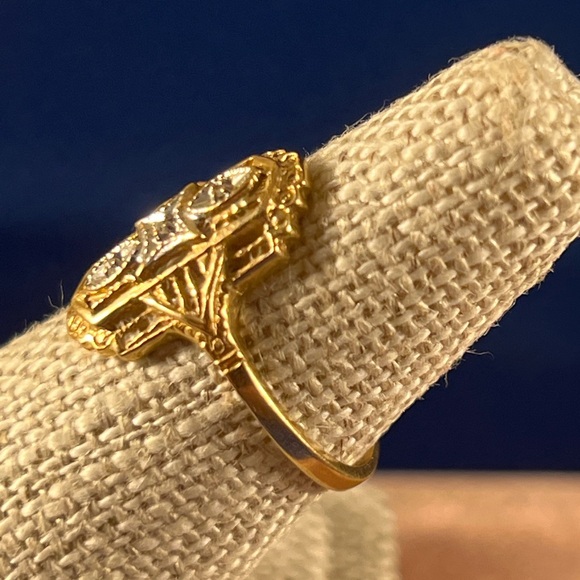 Size 5 10kt gold ring - Picture 3 of 6